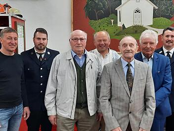 Langjährige Mitglieder der Feuerwehr Ramsthal wurden geehrt: (von links) Bürgermeister Rainer Morper, stellvertretender Vorsitzender Johannes Sixt, Theo Sixt, Klaus Kemmer, Arthur Krebs, Franz Büttner und Vorsitzender Bernhard Sixt.