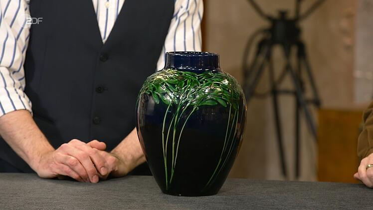 Die Jugendstil-Vase nach einem Entwurf von Max Laeuger aus der Zeit um 1910 schätzte der Experte auf 650 bis 700 Euro. Den Zuschlag bekam Elke Velten bei 750 Euro.