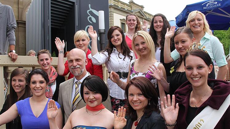 Wenn das nicht Glück bringt: 13 Kandidatinnen stellen sich in diesem Jahr der Wahl der Rosenkönigin. Beim Spielbankfest fühlten sich sich in der "Obhut" von Oberbürgermeister Kay Blankenburg bestens umsorgt.