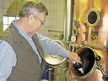 Bier ist das Ausgangsprodukt für den bekannten STS-Bierbrand von Werner Walter. Der Bierbrand wird sogar zur Herstellung von Pralinen verwendet. Fotos: Sonja Adam