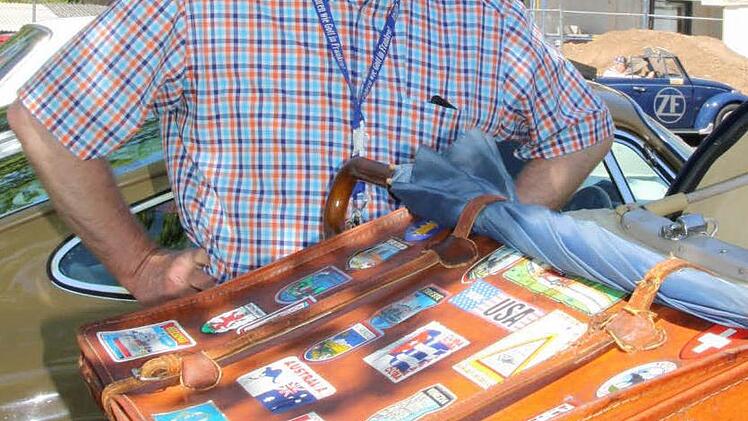 Stefan Kronewald aus Einraffshof schaute sich gestern schon einmal die Fahrzeuge an, morgen stellt er sie in Prichsenstadt vor. Foto: Ralf Ruppert