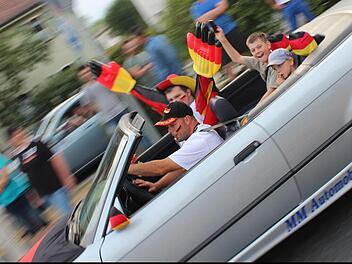 Große Hände, große Fahnen, große Gefühle: Am Karpfenkreisel ließen die Menschen ihrer Freude über den deutschen Viertelfinalsieg freien Lauf. Fotos: Michael Memmel