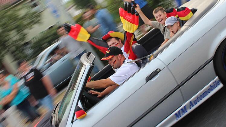 Große Hände, große Fahnen, große Gefühle: Am Karpfenkreisel ließen die Menschen ihrer Freude über den deutschen Viertelfinalsieg freien Lauf. Fotos: Michael Memmel