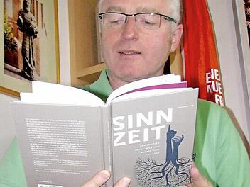 Der Autor und Pastoralreferent Johannes Simon mit seinem Buch "Sinnzeit".  Foto: Ralf Naumann