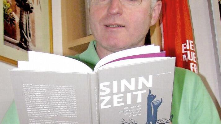 Der Autor und Pastoralreferent Johannes Simon mit seinem Buch "Sinnzeit".  Foto: Ralf Naumann