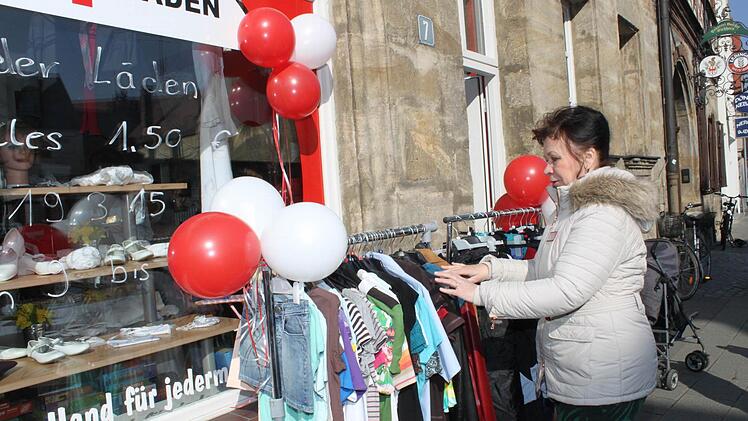 Maria-Jutta Gabriel sortiert die Angebote des BRK-Kleiderladens. Foto: Carmen Schwind