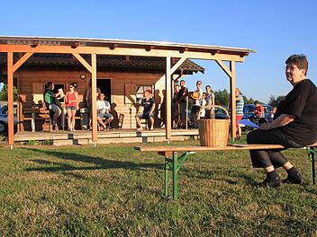 Theaterbühne mit einer Zuschauerin, die gar keine ist: Lilo Ziegler fungiert bei den Proben fürs Marktspiel als Regisseurin sowie als Souffleuse. Sie gibt Regieanweisungen wie diese: "Net die Händ falten, wenn's zum Bier geht!" Das Schönbrunner Sportheim wird für die Proben zum Staffelsteiner Rathaus, zahlreiche Schönbrunner Frauen, Kinder und Männer mimen die Staffelsteiner Bürger des Jahres 1130. Foto: Matthias Einwag