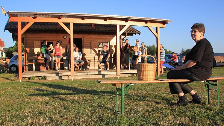 Theaterbühne mit einer Zuschauerin, die gar keine ist: Lilo Ziegler fungiert bei den Proben fürs Marktspiel als Regisseurin sowie als Souffleuse. Sie gibt Regieanweisungen wie diese: "Net die Händ falten, wenn's zum Bier geht!" Das Schönbrunner Sportheim wird für die Proben zum Staffelsteiner Rathaus, zahlreiche Schönbrunner Frauen, Kinder und Männer mimen die Staffelsteiner Bürger des Jahres 1130. Foto: Matthias Einwag