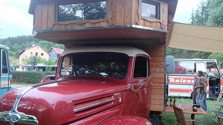 Holger Schwarz hat sich einen eigens gefertigten Holzaufbau auf das Chassis eines alten Ford gesetzt, der teilweise an einen alten Schäferwagen oder an ein hölzernes Baumhaus erinnert.