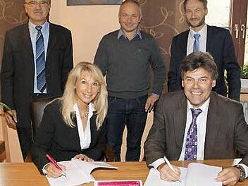 Marion Thüngen (Telekom) und Oberaurachs Bürgermeister Thomas Sechser (beide vorne) unterzeichneten im Tretzendorfer Rathaus den Kooperationsvertrag für den zweiten Ausbauabschnitt. Klaus Markert (Telekom), Thomas Mahr (Breitbandpate) und Christian Schraut (Überlandzentrale Lülsfeld) schauten interessiert zu (von links).  Foto: sw