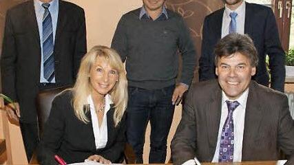 Marion Thüngen (Telekom) und Oberaurachs Bürgermeister Thomas Sechser (beide vorne) unterzeichneten im Tretzendorfer Rathaus den Kooperationsvertrag für den zweiten Ausbauabschnitt. Klaus Markert (Telekom), Thomas Mahr (Breitbandpate) und Christian Schraut (Überlandzentrale Lülsfeld) schauten interessiert zu (von links).  Foto: sw