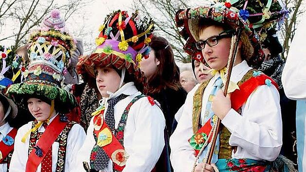 Die Fasalecken in ihren bunten Kostümen mit der kunstvoll gefertigten Krone Foto: Archiv