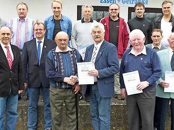 FC-Vorsitzender Klaus Witzgall (vorne, Mitte) zeichnete Andreas Purucker (links daneben) und Karl Schramm (rechts daneben) für ihre 70-jährige Mitgliedschaft mit den Ehrenzeichen in Gold des Bayerischen Landessportverbands aus. Mit im Bild weitere Geehrte, Funktionäre und Ehrengäste Foto: Klaus-Peter Wulf