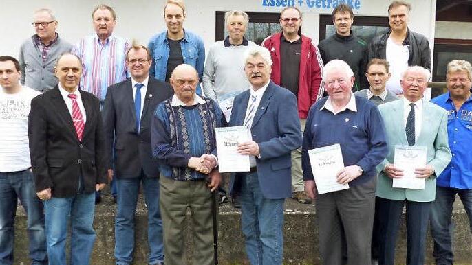 FC-Vorsitzender Klaus Witzgall (vorne, Mitte) zeichnete Andreas Purucker (links daneben) und Karl Schramm (rechts daneben) für ihre 70-jährige Mitgliedschaft mit den Ehrenzeichen in Gold des Bayerischen Landessportverbands aus. Mit im Bild weitere Geehrte, Funktionäre und Ehrengäste Foto: Klaus-Peter Wulf