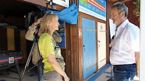 Bürgermeister Nekolla (r.) muss viele Fragen beantworten.