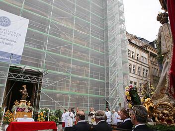 Vor der eingerüsteten Martinskirche erwartete die schmerzensreiche Gottesmutter das Gnadenbild aus der Oberen Pfarre, das traditionell am Sonntag nach dem 15. August vom Kaulberg zum Grünen Markt getragen wird. Foto: RiegerPress