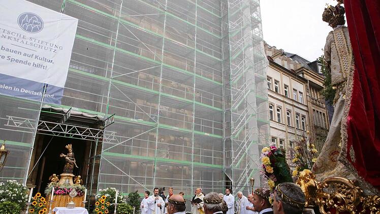 Vor der eingerüsteten Martinskirche erwartete die schmerzensreiche Gottesmutter das Gnadenbild aus der Oberen Pfarre, das traditionell am Sonntag nach dem 15. August vom Kaulberg zum Grünen Markt getragen wird. Foto: RiegerPress