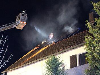 Beim Brand in diesem Dachgeschoss in der Bergstraße in Höchstadt kam der Bewohner ums Leben. Foto: Andreas Dorsch