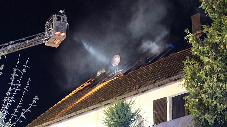 Beim Brand in diesem Dachgeschoss in der Bergstraße in Höchstadt kam der Bewohner ums Leben. Foto: Andreas Dorsch