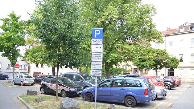 "Mix" auf dem Gem&uuml;semarkt: Die rund 60 Stellpl&auml;tze stehen tags&uuml;ber jedem zur Verf&uuml;gung, zwischen 18 und 8 Uhr ausschlie&szlig;lich den Anwohnern. Das jetzt angedachte Konzept sieht vor, dass alle Pl&auml;tze wegfallen und eine "Gr&uuml;n-Oase" entsteht. Foto: Rainer Lutz
