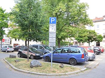 "Mix" auf dem Gemüsemarkt: Die rund 60 Stellplätze stehen tagsüber jedem zur Verfügung, zwischen 18 und 8 Uhr ausschließlich den Anwohnern. Das jetzt angedachte Konzept sieht vor, dass alle Plätze wegfallen und eine "Grün-Oase" entsteht. Foto: Rainer Lutz