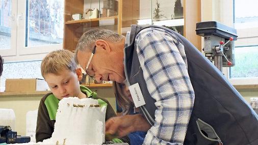 Joachim Grumann hilft den jungen Krippenbaumeistern gerne.  Fotos: maw