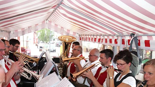 Die "Hornochsen" spielten im Wagen auf. Foto: Johanna Blum