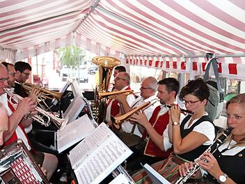 Die "Hornochsen" spielten im Wagen auf. Foto: Johanna Blum