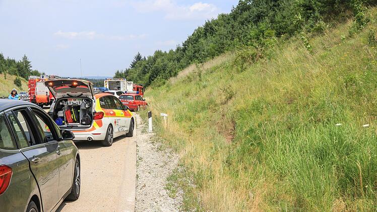 Im Landkreis Coburg ist am Montag ein schwerer Unfall passiert, bei dem ein Auto auf dem Dach auf der A73 landete. Foto: NEWS5 / Merzbach