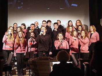 Chor und Band des Evangelischen Freundeskreises Hof (EFH) berührten mit ihrem Konzertprogramm "Stärker als die Angst" in der Christuskirche.  Foto: Heike Schülein