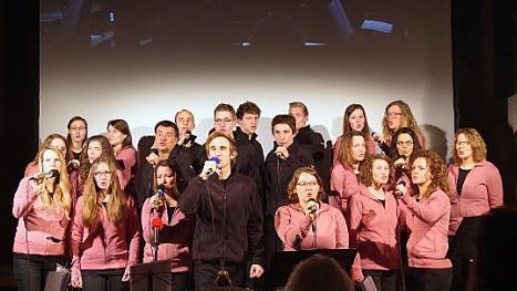 Chor und Band des Evangelischen Freundeskreises Hof (EFH) berührten mit ihrem Konzertprogramm "Stärker als die Angst" in der Christuskirche.  Foto: Heike Schülein