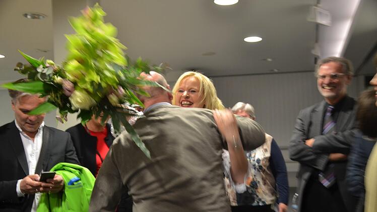 Die Freude war groß: Sabine Hanisch hat es in die Stichwahl geschafft und nimmt die Glückwünsche und einen Blumenstrauß ihrer Kollegen entgegen.  Fotos: Bernhard Panzer