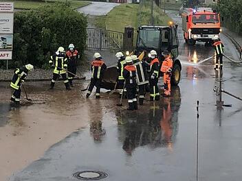 Die Heubacher Straße in Ebern war aufgrund der starken Regenfälle am Sonntagnachmittag überschwemmt. Die Feuerwehren Ebern und Unterpreppach machten die Straße wieder passierbar. Christian Licha
