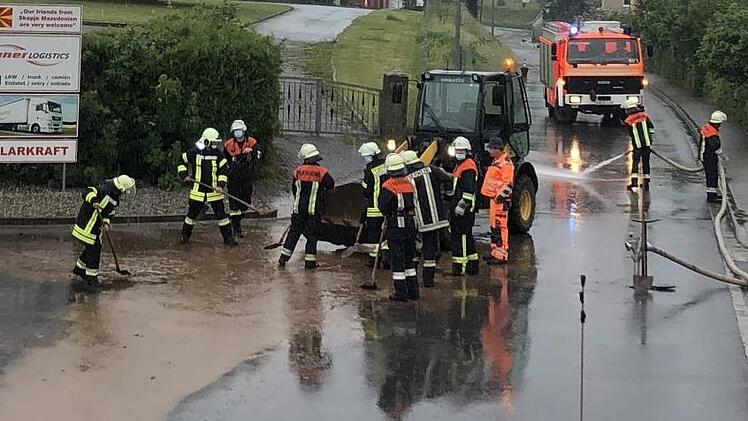 Die Heubacher Straße in Ebern war aufgrund der starken Regenfälle am Sonntagnachmittag überschwemmt. Die Feuerwehren Ebern und Unterpreppach machten die Straße wieder passierbar. Christian Licha