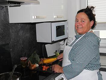 Für Monika Gerner ist das Kochen mehr als nur ein Mittel zum Zweck. Die Hauswirtschaftsmeisterin hat Freude an der Zubereitung abwechslungsreicher Mahlzeiten. In ihren Kochkursen sind die Teilnehmerinnen auch stets mit Freude bei der Sache: "Die haben Lust darauf." Foto: Sven Dörr
