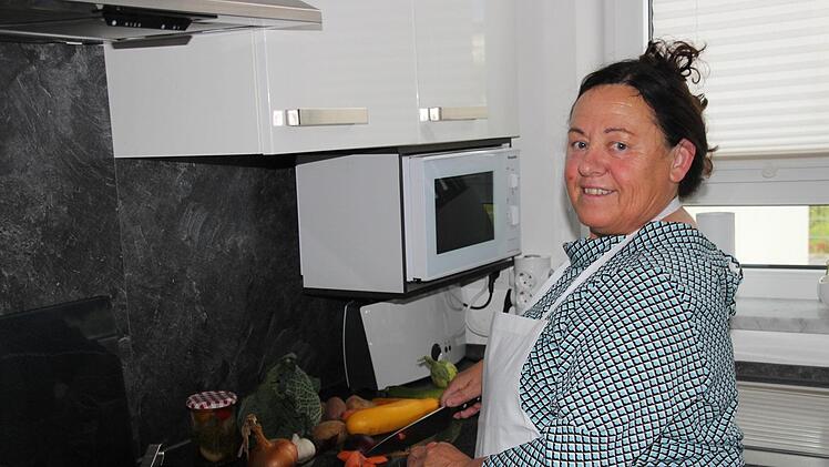 Für Monika Gerner ist das Kochen mehr als nur ein Mittel zum Zweck. Die Hauswirtschaftsmeisterin hat Freude an der Zubereitung abwechslungsreicher Mahlzeiten. In ihren Kochkursen sind die Teilnehmerinnen auch stets mit Freude bei der Sache: "Die haben Lust darauf." Foto: Sven Dörr