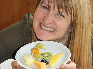 Auch wenn das Lächeln gequält ist: Diana Fuchs isst Obst statt Schokocreme.