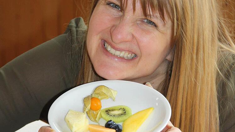 Auch wenn das Lächeln gequält ist: Diana Fuchs isst Obst statt Schokocreme.