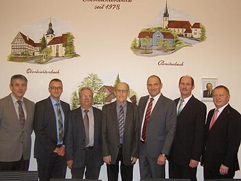 Gleich vier Kommunale Verdiensturkunden wurden beim Oberleichtersbacher Neujahrsempfang verliehen. Unser Bild zeigt (von links): Engelbert Klug, Oberleichtersbachs 2. Bürgermeister Karlheinz Schüßler, Helmut Fischer, Altbürgermeister Walter Müller, Roland Rienecker, Oberleichtersbachs 1. Bürgermeister Dieter Muth und Landrat Thomas Bold. Foto: Wolfgang Saam