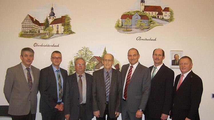 Gleich vier Kommunale Verdiensturkunden wurden beim Oberleichtersbacher Neujahrsempfang verliehen. Unser Bild zeigt (von links): Engelbert Klug, Oberleichtersbachs 2. Bürgermeister Karlheinz Schüßler, Helmut Fischer, Altbürgermeister Walter Müller, Roland Rienecker, Oberleichtersbachs 1. Bürgermeister Dieter Muth und Landrat Thomas Bold. Foto: Wolfgang Saam