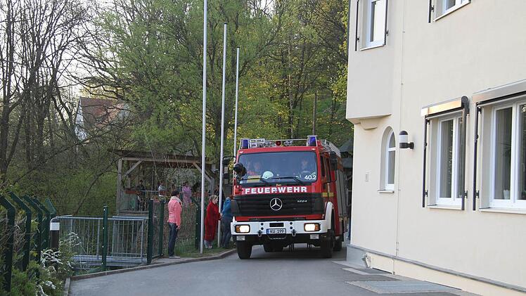 In Millimeterarbeit bugsierten sich die großen Feuerwehrfahzeuge am Rehbergheim vorbei.