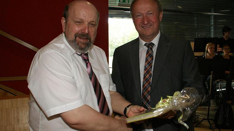 Eigentlich für Mittelfranken zuständig, verabschiedete Ministerialbeauftragter Johann Seitz (rechts) seinen alten Referendars-Kollegen Ulrich Fischer in den Ruhestand.