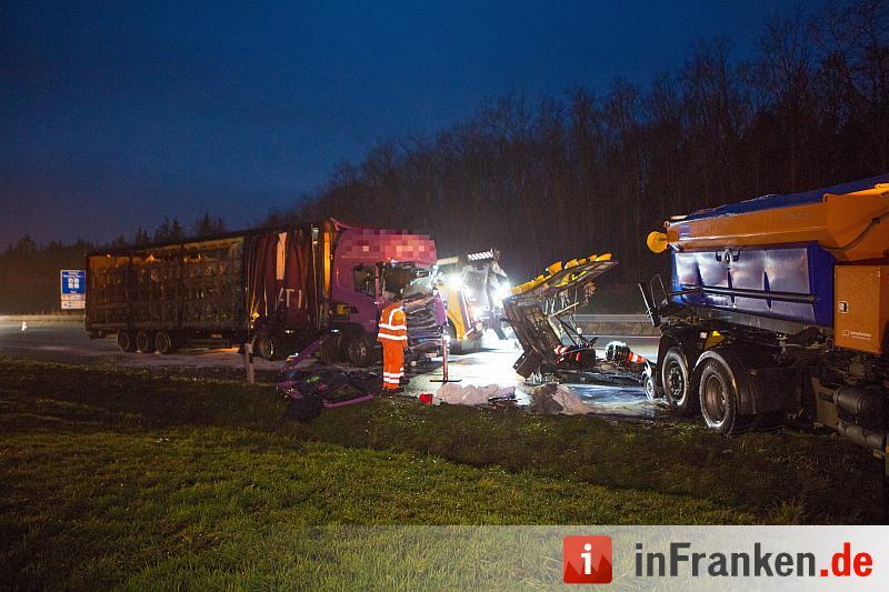 Sattelschlepper kracht in Baustellenabsicherung auf der A9