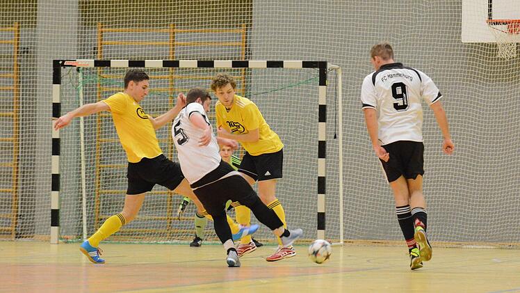 Szene aus dem Spiel des FC Thulba (gelbe Trikots) gegen den FC Hammelburg. Foto: ssp