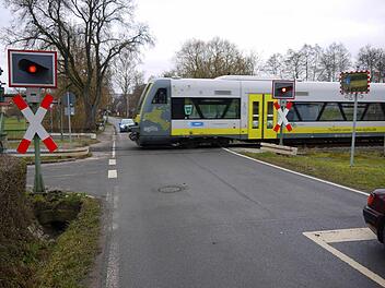 Anhalten, warten, weiterfahren - es ist eigentlich gar nicht so schwer, das richtige Verhalten an einem unbeschrankten Bahnübergang wie hier in Großwalbur. Dennoch brauchte es erst regelmäßige Kontrollen, ehe die Serie der Bahn-Unfälle im Coburger Land ein Ende fand. Foto: Berthold Köhler