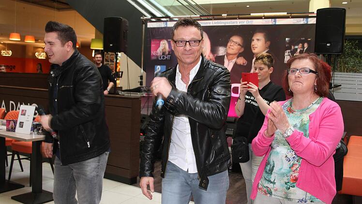 ie beiden Schlagerstars Chris und Ralf, besser bekannt unter dem Namen "Pures Glück", scheuten den Kontakt mit dem Publikum nicht - und sangen auch inmitten ihrer Fans. Höhepunkt der Stimmung war das Norderney-Lied: "Norderney - mit nichts außer Liebe dabei, wir wollten niemals wieder fortgehn...