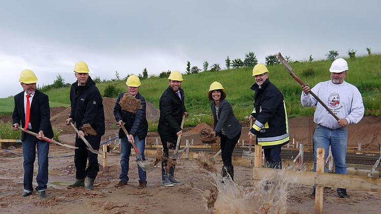 Spritzige Angelegenheit: Den symbolischen Spatenstich für die neue Schorkendorfer Rettungswache vollzogen gestern gemeinsam (von links) Siegfried Wölki, Juergen Beninga, Wolfgang Simon, Martin Finzel, Marion Setzer, Michael Busch und Thomas Schmitt. Foto: Berthold Köhler