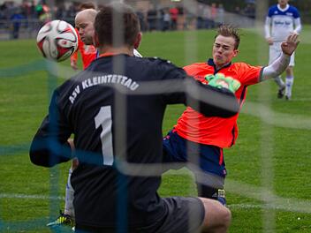 In Merkendorf erzielte Alexander Kunz (rechts, hier bei einer Abwehraktion im Spiel in Mitwitz) sein zweites Saisontor zum 1:1-Zwischenstand und trug damit maßgeblich zum Remis des ASV Kleintettau bei. Foto: H. Weiß