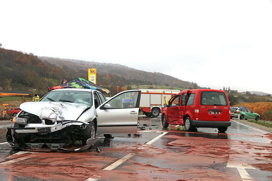 Mehrere Verletzte bei Unfall auf B470