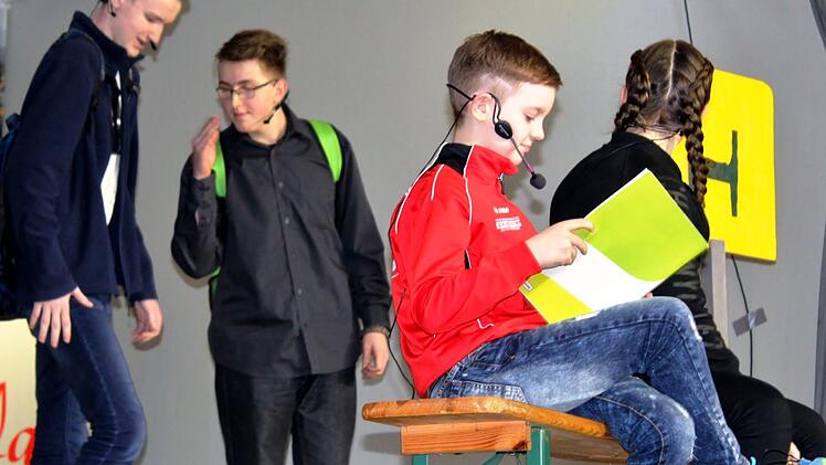An der Bushaltestelle. Werner Vogel